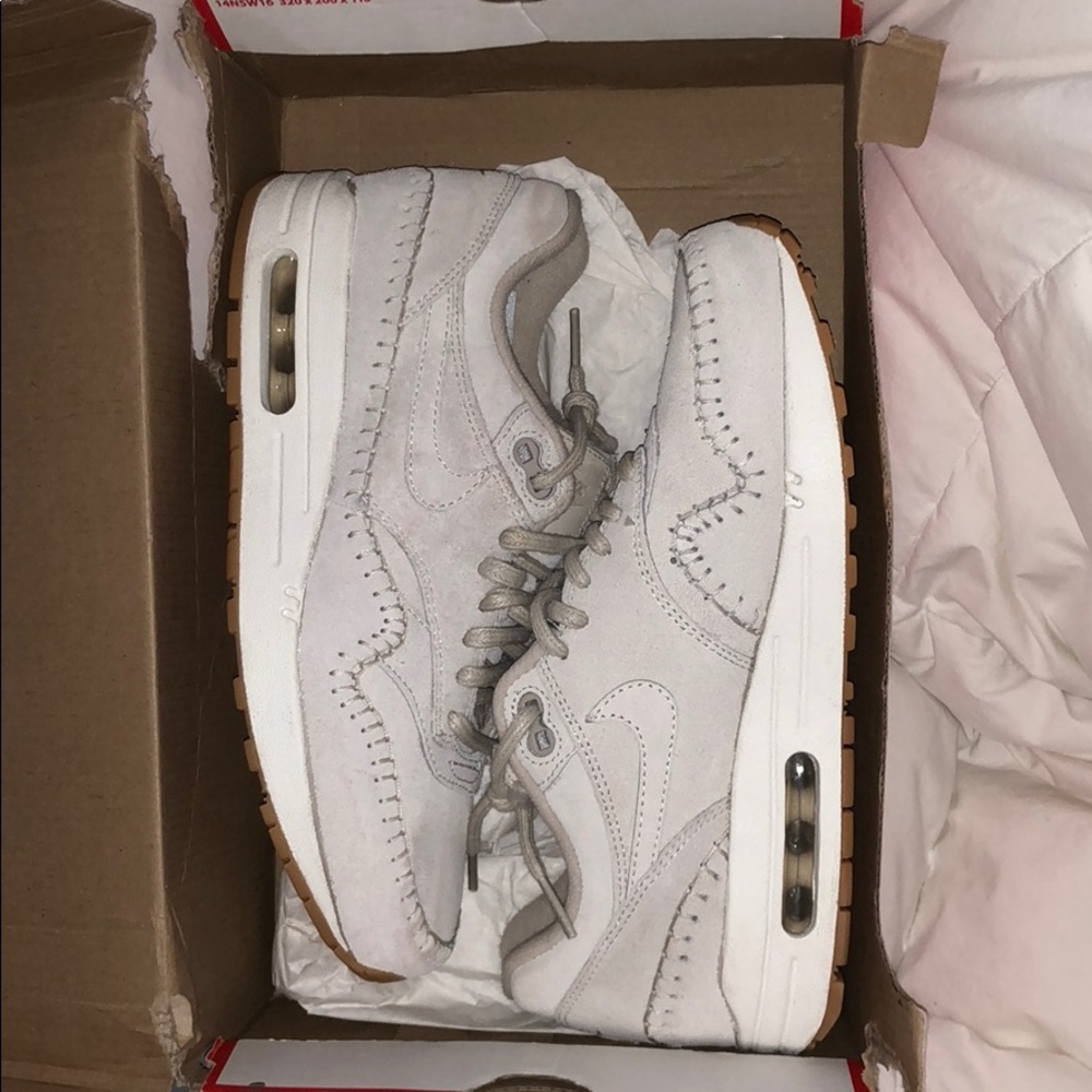 Woman’s AirMax 1 premium suede shoes